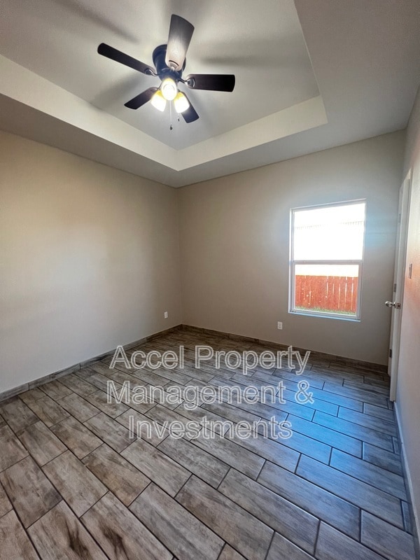 Building Photo - 1327 W Garfield Ave