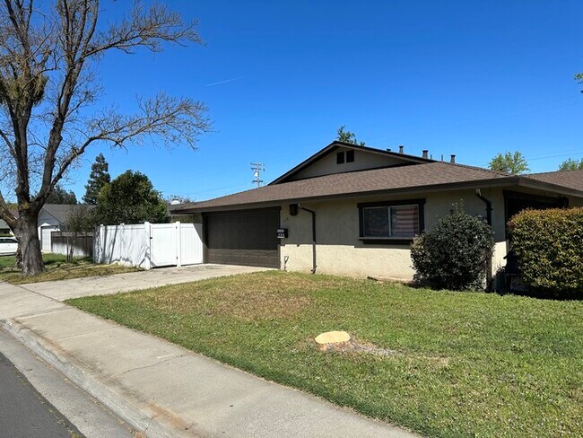 Building Photo - Modesto 3 Bedroom 2 Bath Home
