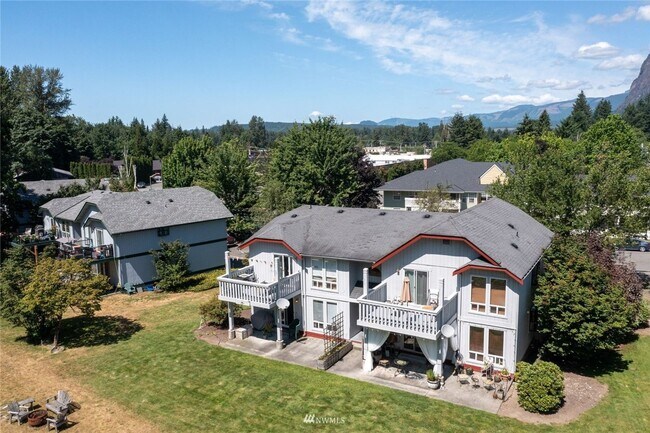 Building Photo - Burns 441 4 plex - North Bend