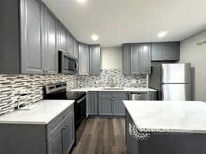 Building Photo - Beautifully Remodeled 3BR/2.5BA Townhome