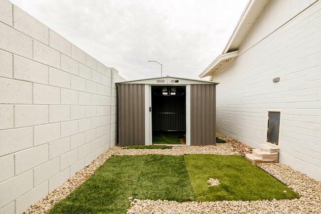 Building Photo - 2552 W Kiva Ave