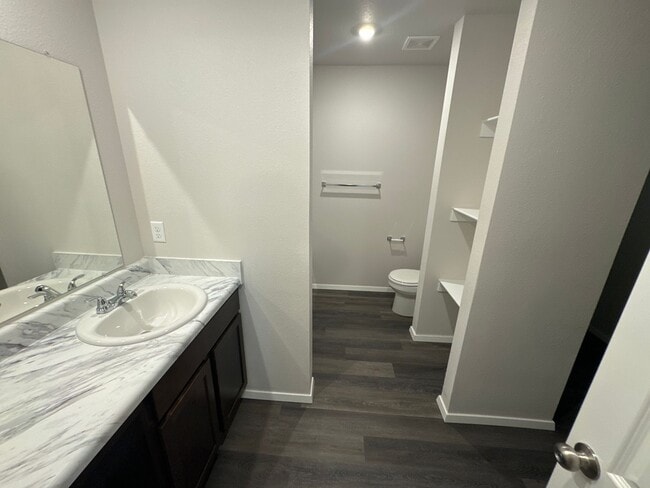 Building Photo - Preleasing NOW — Stylish 3 Bed / 2 Bath Home in Barberry Court!