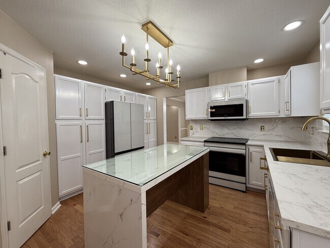 Building Photo - Newly Renovated Modern Home