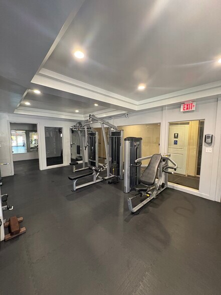 Building Photo - 6505 Green Valley Cir