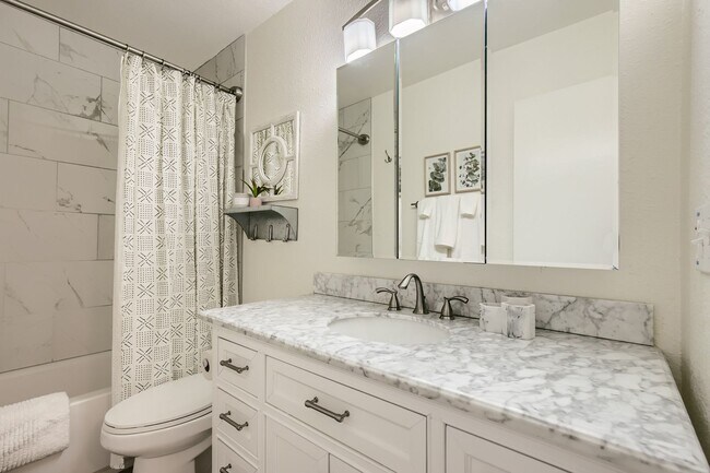 Building Photo - Corner Unit 2 BDR / 2.5 BA Townhome