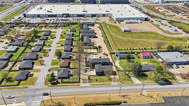 Building Photo - 2400 SE Jayel Terrace