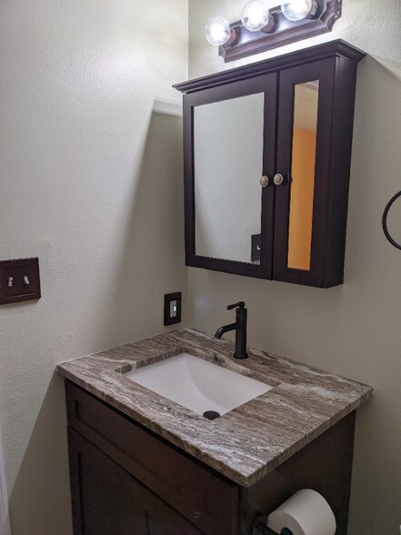 Building Photo - 1341 Cindy Cir NE