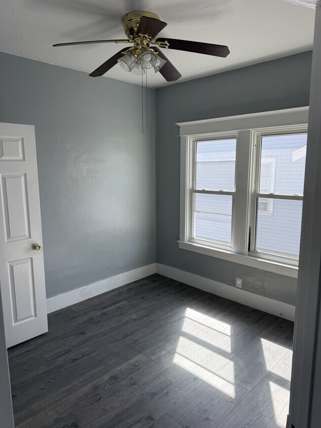 Building Photo - 2239 N Sheridan Rd