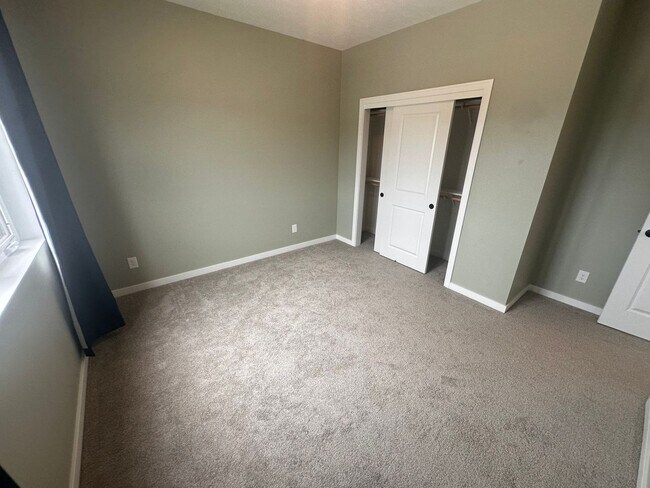 Building Photo - Home For Rent Papillion