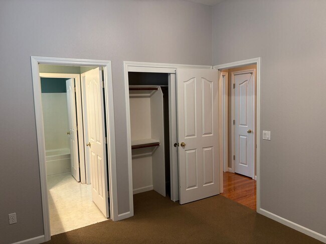 Building Photo - Lakeside Community Beauty