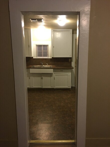 Building Photo - 208 Muller St