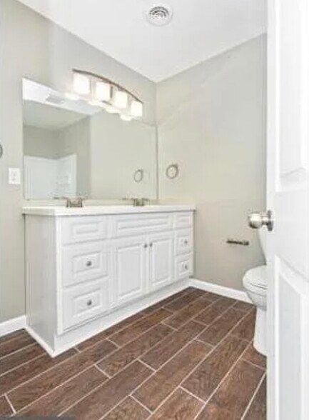 Building Photo - 5803 Oleander Plz