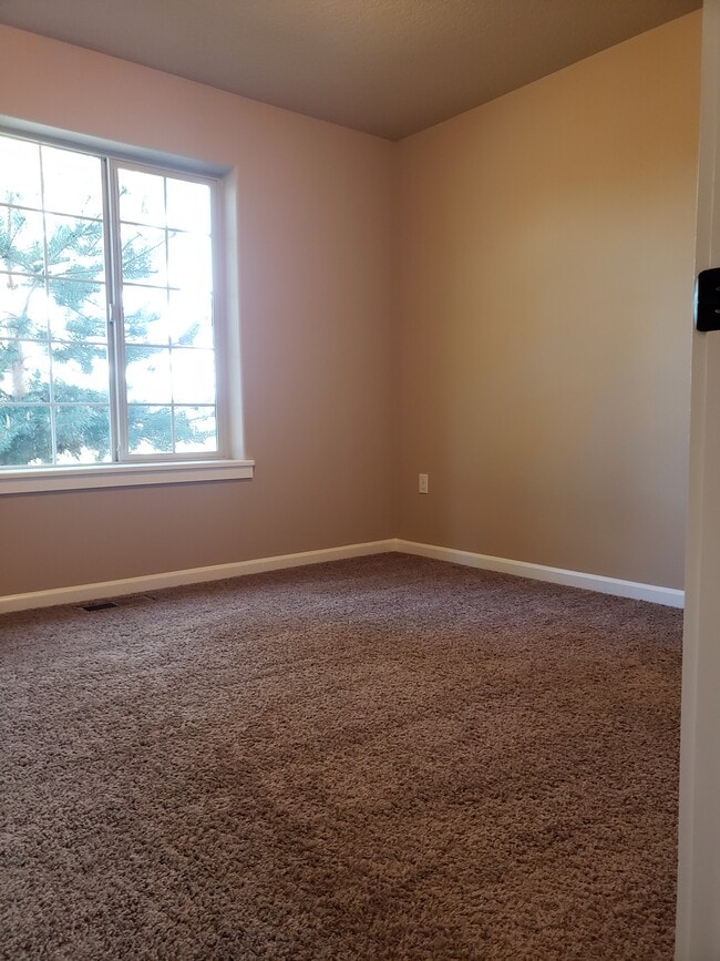 bedroom 1 - 28450 Pleasant Valley Rd