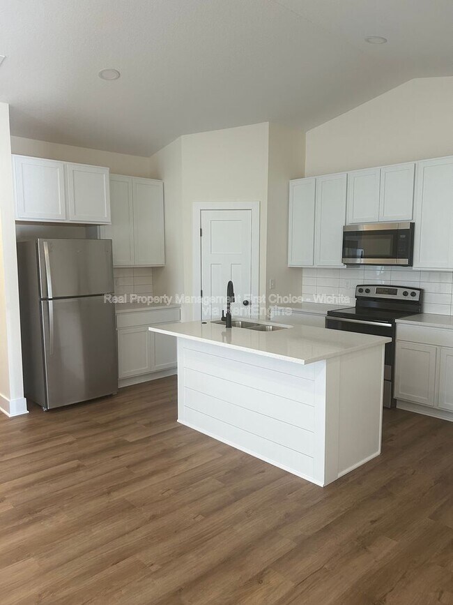 Building Photo - 17008 Kashmir St