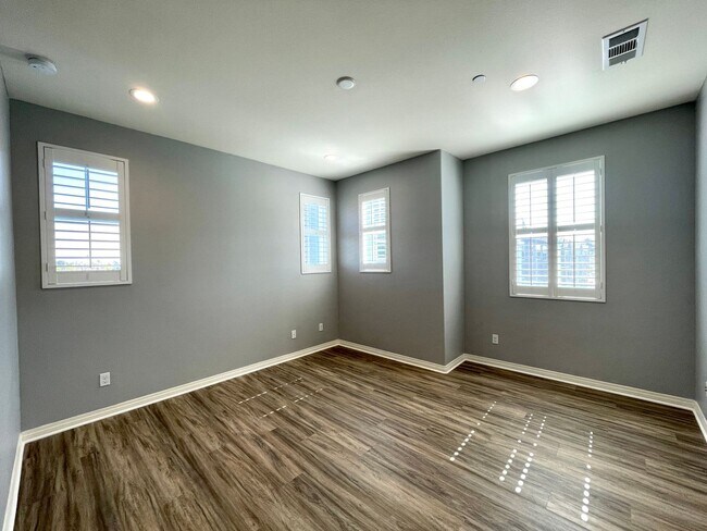 Building Photo - Stunning 3B/3BA in Imperial Beach W/ A/C, ...