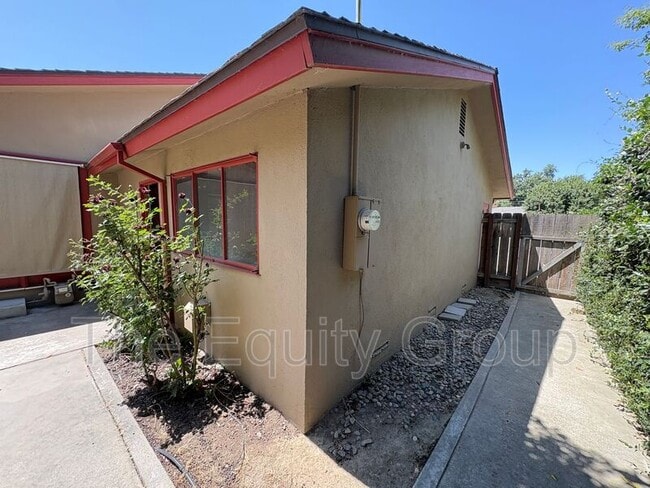 Building Photo - 1505 W Laurel Ave