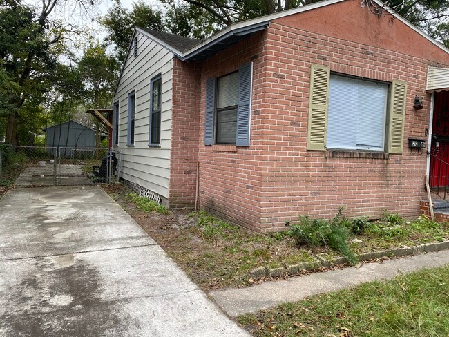 Building Photo - 2046 W 17th St