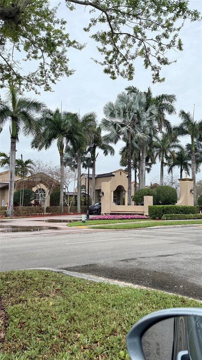 Building Photo - 3323 NE 11th Dr