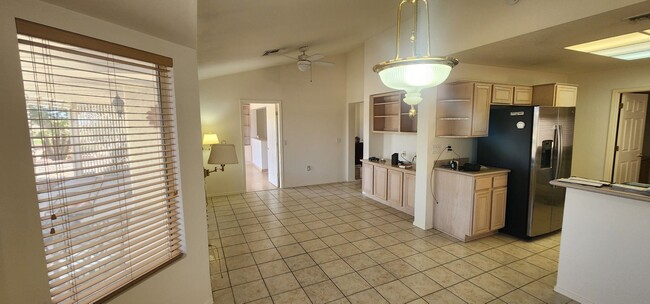 Building Photo - Lovely 2 bedroom 2 bathroom home located i...