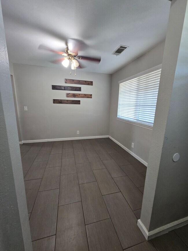 Building Photo - 3 BR 2 BA Available Now