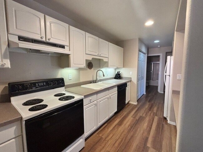 Building Photo - Lower Level SunriverCondominium Unit - Pow...