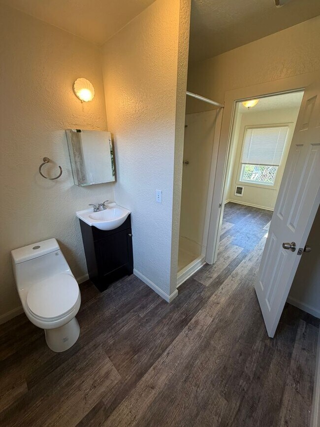 Building Photo - Cozy 1 Bedroom!