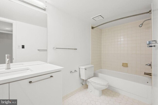 Building Photo - 601 24th St NW