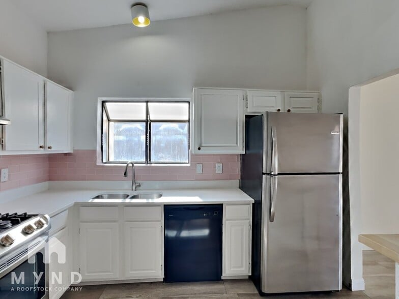 Building Photo - 370 S Pemberton Ave