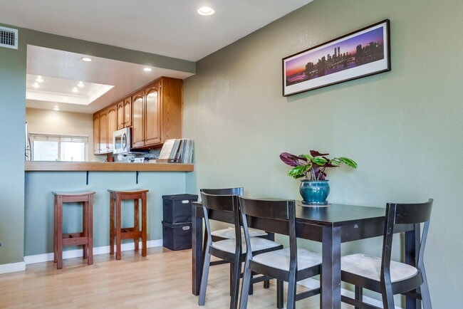 Building Photo - Welcome to this beautiful 1,042 sq. ft. condo offering modern comfort in a prime location!
