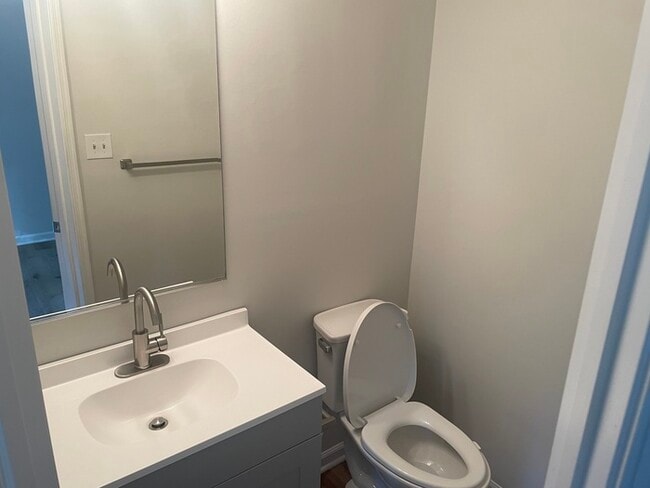 Building Photo - 3 Bedrooms 2 Bathrooms in a GREAT AREA