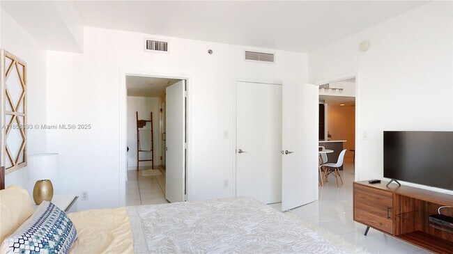 Building Photo - 500 Brickell Ave