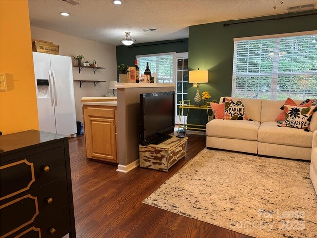 Building Photo - 8763 Robinson Forest Dr