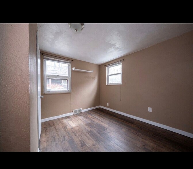 Building Photo - 924 James St