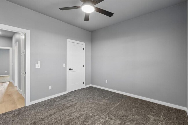 Building Photo - 4930 Meadow Dr