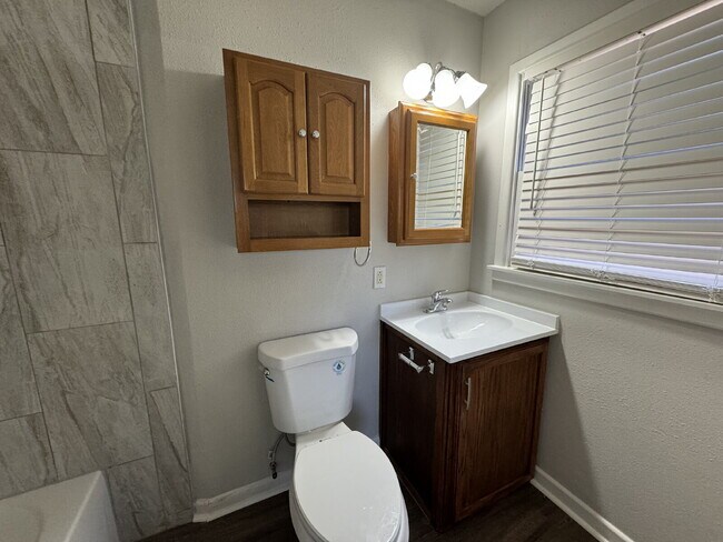 Building Photo - Cute, updated 3 bedroom!