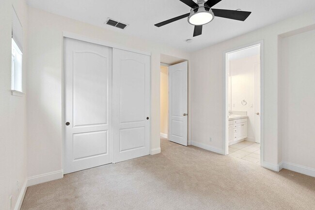Building Photo - Spacious 3 Bedroom, 3 Bathroom Home with P...