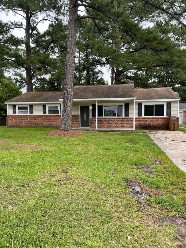 Building Photo - Inviting on Ivey!