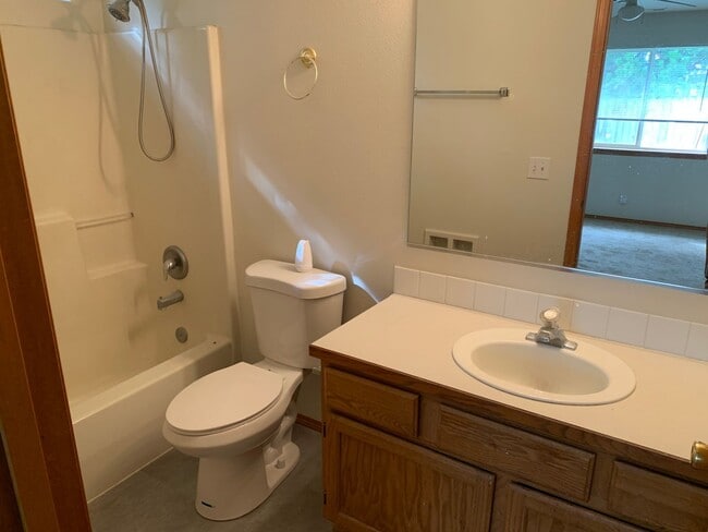 Building Photo - 3 Bed/2 Bath in Heartland