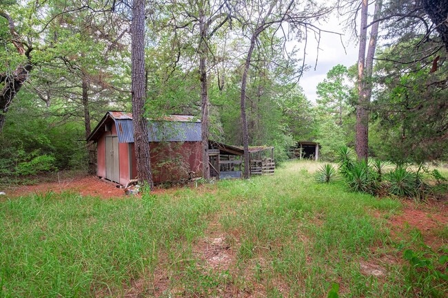 Building Photo - Secluded 3 bedroom, 1 bath house in the co...