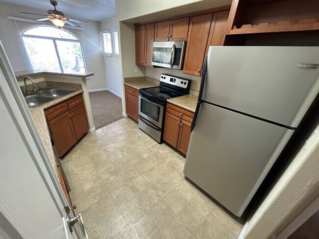 Building Photo - 2 BEDROOM / 2 FULL BATHROOMS LOCATES ON JO...