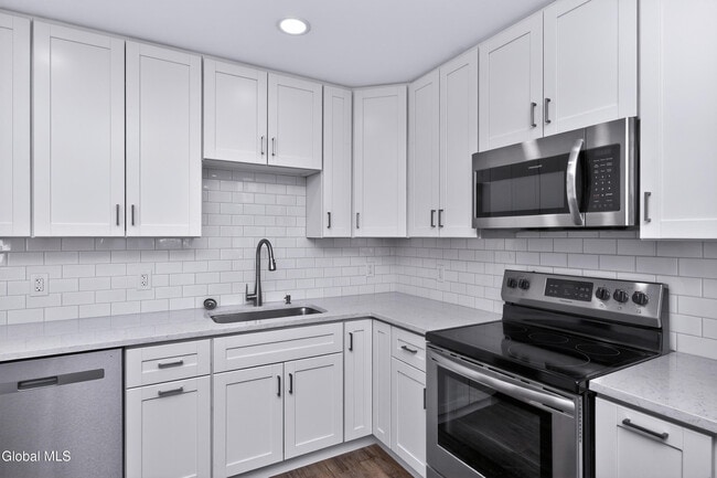 Building Photo - 6 Arrow St