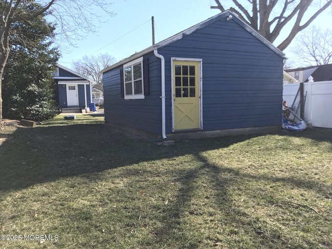 Building Photo - 807 Ridge Ave