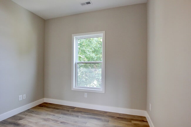 Building Photo - 226 3rd St