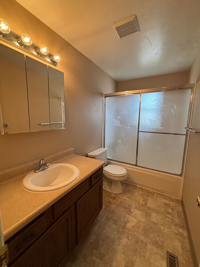 Building Photo - 3 bed, 1.5 bath - Available Now! MileStone...