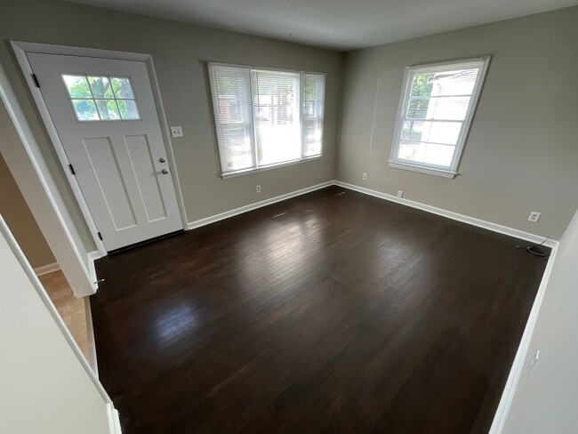 Building Photo - Lovely 2 Bed, 1 Bath Brick Ranch near UNC-...