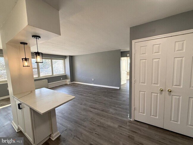 Building Photo - 207 Barclay Towers