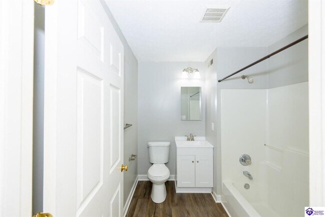 Building Photo - 622 Stewart St