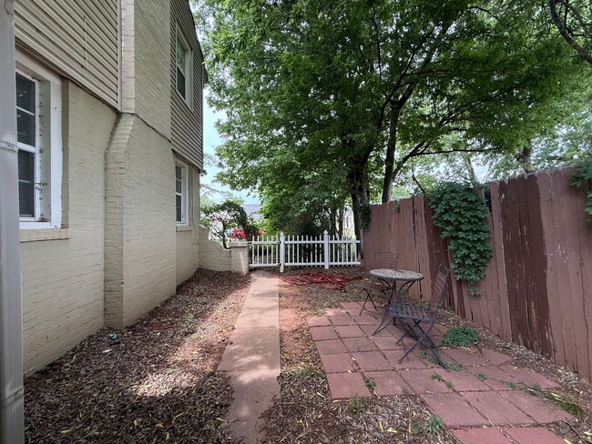 Building Photo - NW 24th St - Duplex