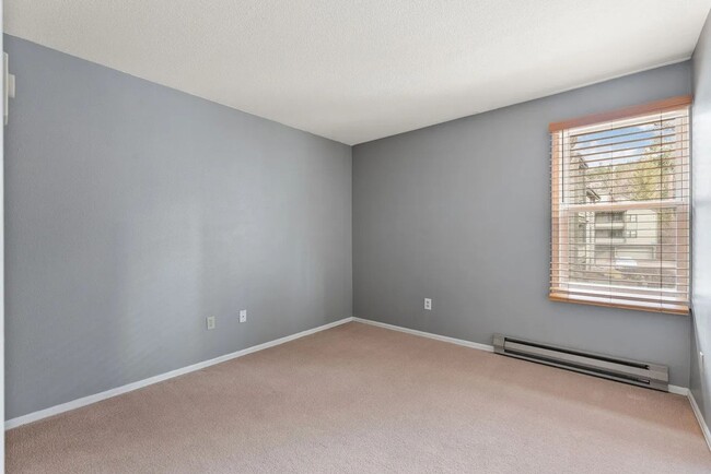 Building Photo - 2 Bedroom Condo with Boat Slip in Bigfork