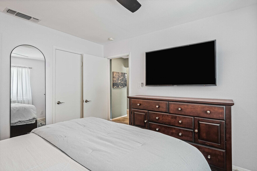 Building Photo - 5909 Cherry Loop